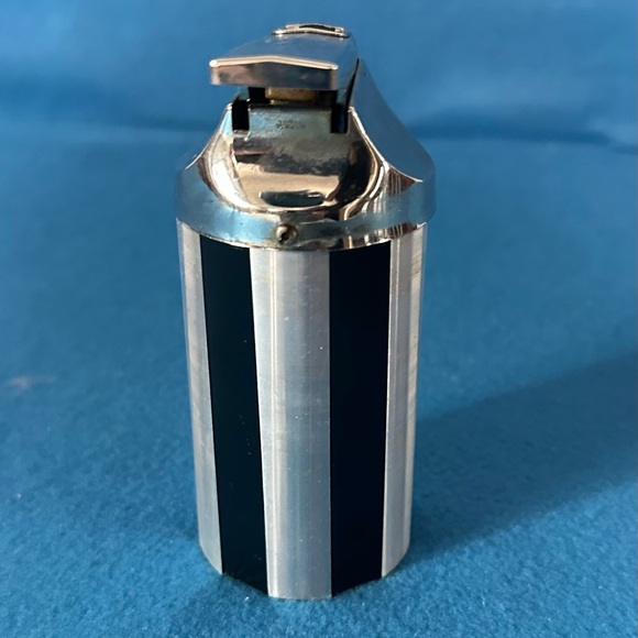 Vintage Ronson table lighter-no insert - Picture 9 of 9